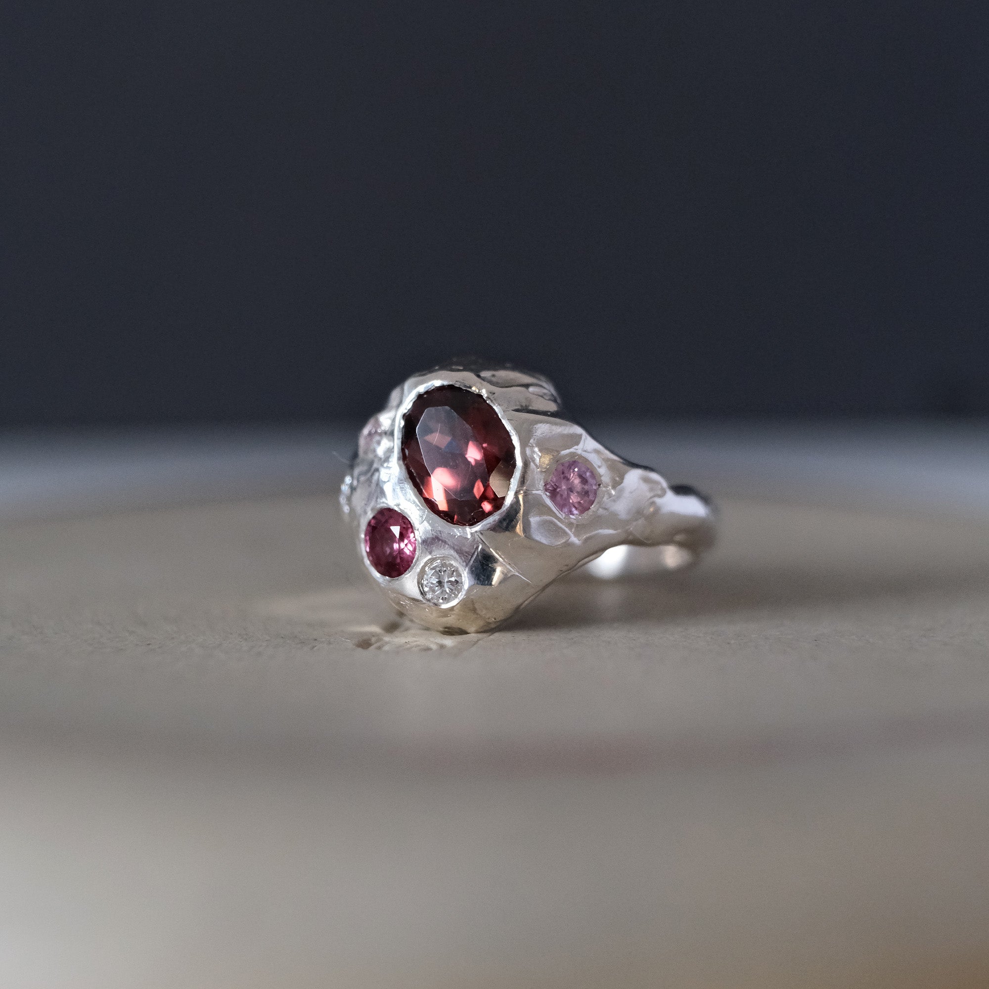 Strata Bordeaux Signet